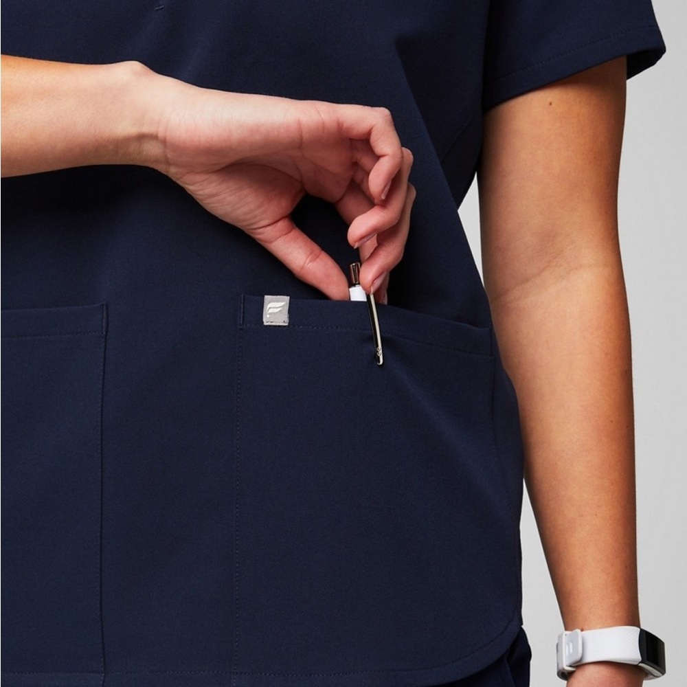 Women’s Fabletics Method 2 Pocket Scrub Top - Picture 3 of 5
